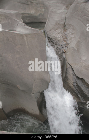 Flux étroit et de l'eau tombe sur la vallée de la Lune, Alto Paraiso, Chapada dos Veadeiros, Goias, Brésil etat Banque D'Images