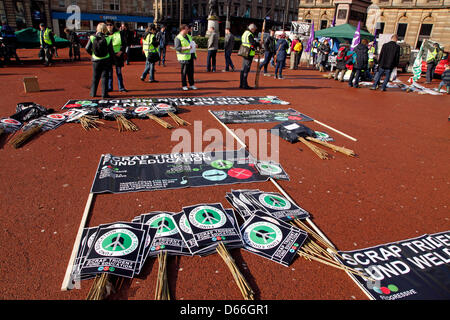 Glasgow, Ecosse, Royaume-Uni 13 avril 2013. La lutte contre les armes nucléaires et les Trident et de démonstration début mars dans la région de George Square, Glasgow, Ecosse et paradant autour du centre-ville avant de mettre fin à un rassemblement de retour à George Square. Environ 5000 participants venus de tout le Royaume-Uni et représentant différentes organisations anti-nucléaire. C'était un mars pour organiser un soutien pour un sit-in au Naval base le lundi 15 avril 2013. Credit : Findlay/Alamy Live News Banque D'Images