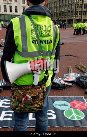 Glasgow, Ecosse, Royaume-Uni 13 avril 2013. La lutte contre les armes nucléaires et les Trident et de démonstration début mars dans la région de George Square, Glasgow, Ecosse et paradant autour du centre-ville avant de mettre fin à un rassemblement de retour à George Square. Environ 5000 participants venus de tout le Royaume-Uni et représentant différentes organisations anti-nucléaire. C'était un mars pour organiser un soutien pour un sit-in au Naval base le lundi 15 avril 2013. Credit : Findlay/Alamy Live News Banque D'Images