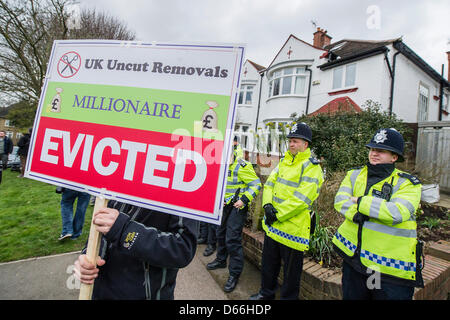 Scène UKUncut une expulsion au Seigneur Freud (Ministre du bien-être social) chambre dans Lanbourne Avenue, près de l'arcade. Ils protestaient contre la 'chambre' l'impôt en vertu de la devise "Qui veut expulser un millionnaire ?". La protestation se sont réunis à la gare de Kings Cross et se dirige ensuite à l'arcade. Londres, Royaume-Uni, 13 avril 2013. Banque D'Images