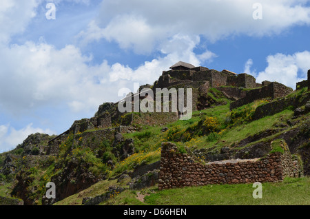 Les ruines Inca et terrasses à Pisac, Cusco, Pérou. Banque D'Images