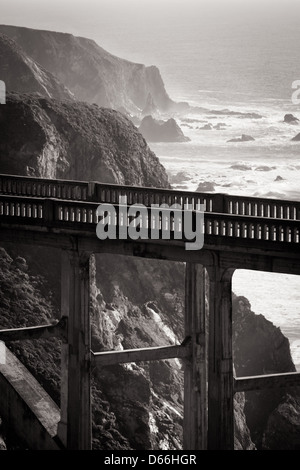 Une vue de Bixby Bridge out à l'océan Pacifique près de Big Sur, Californie, USA Banque D'Images