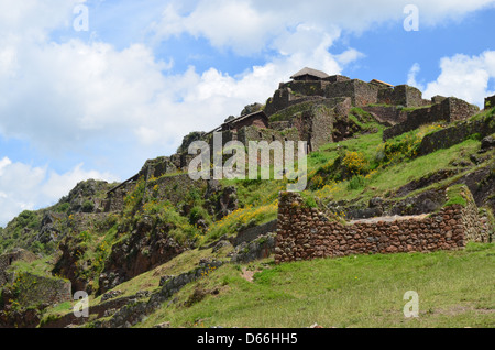 Les ruines Inca et terrasses à Pisac, Cusco, Pérou. Banque D'Images