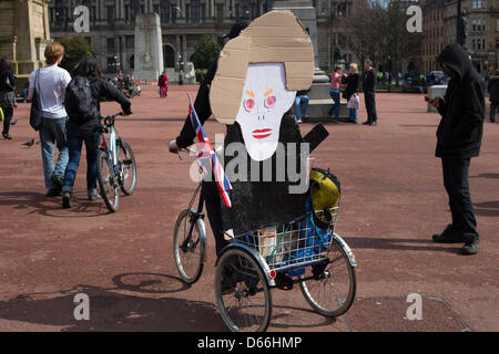 George Square, Glasgow, Ecosse, Royaume-Uni. Samedi 13 avril 2013. 'Thatcher est morte, avec une tentative de brûler une effigie de l'homme politique conservateur britannique, la baronne Margaret Thatcher, par les jeunes, à George Square. Crédit : Jeremy Sutton-hibbert /Alamy Live News Banque D'Images