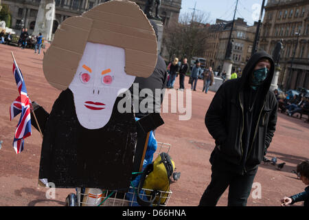 George Square, Glasgow, Ecosse, Royaume-Uni. Samedi 13 avril 2013. 'Thatcher est morte, avec une tentative de brûler une effigie de l'homme politique conservateur britannique, la baronne Margaret Thatcher, par les jeunes, à George Square. Crédit : Jeremy Sutton-hibbert /Alamy Live News Banque D'Images