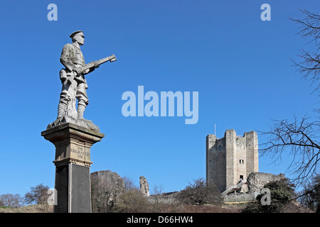 Conisbrough Mémorial de la Première Guerre mondiale avec le Château de Conisbrough dans l'arrière-plan Banque D'Images