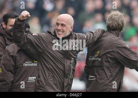 Pauli entraîneur en chef Michael Frontzeck célèbre la victoire de 3-1 de la 2e Bundesliga allemande devision match entre FC St Pauli et le TSV 1860 de Munich à Stade Millerntor à Hambourg, Allemagne, 13 avril 2013. Photo : Malte Chrétiens Banque D'Images