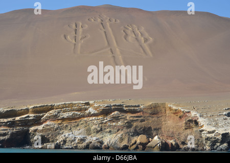 Les candélabres, un ancien géoglyphe sur le désert côte près de Paracas, Pérou. Banque D'Images