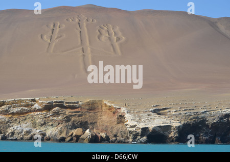 Les candélabres, un ancien géoglyphe sur le désert côte près de Paracas, Pérou. Banque D'Images