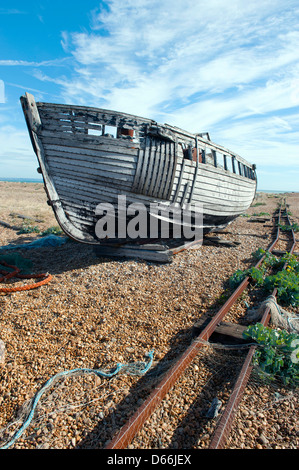 Bateau abandonné sur la plage à Dungeness, Kent, UK Banque D'Images