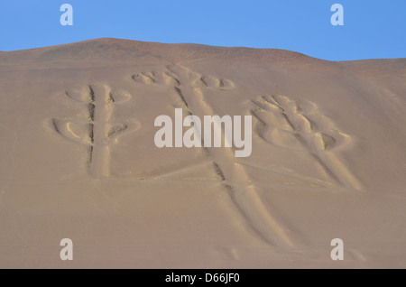 Les candélabres, un ancien géoglyphe sur le désert côte près de Paracas, Pérou. Banque D'Images