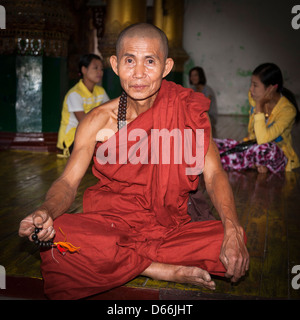 Personnes âgées Le moine bouddhiste à la pagode Shwedagon, Yangon, Rangoon, Myanmar), (Birmanie) Banque D'Images