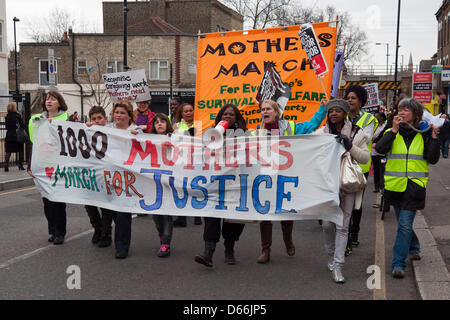 Tottenham, London, England UK 13/04/2013. La mère de mille parades mars par Tottenham. La manifestation est ouverte contre les coupes sociales y compris l'introduction d'un dispositif pilote de bénéficier caps dans le borough de Haringey. Selon les organisateurs, le gouvernement a fait de mères à faible revenu et les travailleurs pauvres le premier victime des compressions. Banque D'Images