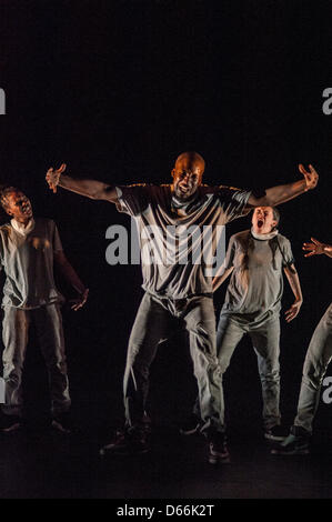 Cirque de Stratford, Stratford, London, UK, le 12 avril 2013. Danse : une seule bougie défie et définit l'obscurité à collabo Banque D'Images