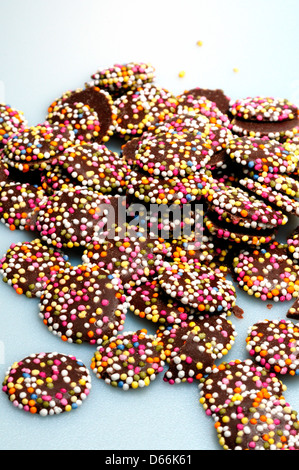 Close-up of Retro Sweets - Jazzies (boutons chocolat avec des centaines et des milliers) Banque D'Images