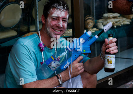 Bangkok, Thaïlande, 13 avril 2013. Un touriste prend une bière au cours de la fête de l'eau. Bangkok célèbre Songkran, le Nouvel An thaï. Songkran est dans la période la plus chaude de l'année en Thaïlande, à la fin de la saison sèche et fournit une excuse pour les gens pour se rafraîchir dans de l'eau combat amical qui ont lieu dans tout le pays. Credit : Kraig Lieb / Alamy Live News Banque D'Images