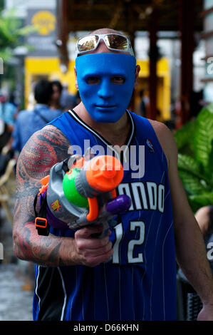 Bangkok, Thaïlande, 13 avril 2013. un homme masqué et son arme. Bangkok célèbre Songkran, le Nouvel An thaï. Songkran est dans la période la plus chaude de l'année en Thaïlande, à la fin de la saison sèche et fournit une excuse pour les gens pour se rafraîchir dans de l'eau combat amical qui ont lieu dans tout le pays. Credit : Kraig Lieb / Alamy Live News Banque D'Images