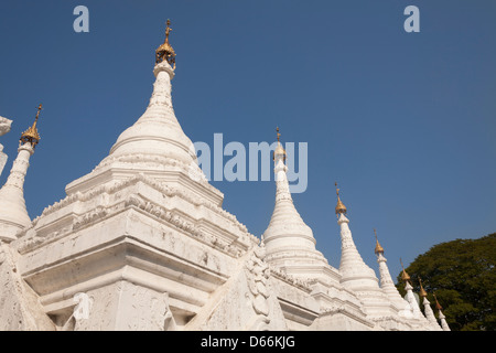 À la pagode Sandamuni stupas, Mandalay, Myanmar (Birmanie), Banque D'Images
