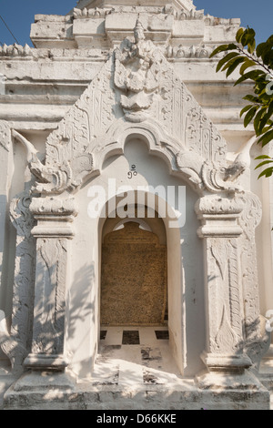 L'un des stupas contenant un inscrit en réserve, pagode Sandamuni, Mandalay, Myanmar (Birmanie), Banque D'Images