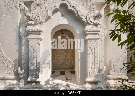 L'un des stupas contenant un inscrit en réserve, pagode Sandamuni, Mandalay, Myanmar (Birmanie), Banque D'Images