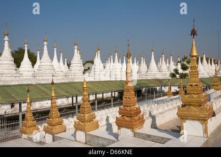 Le SITS de stupas et pagode Sandamuni, Mandalay, Myanmar (Birmanie), Banque D'Images
