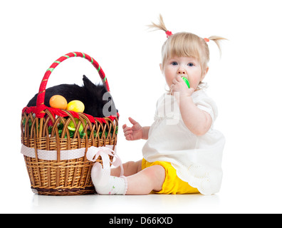 Funny baby girl avec lapin de Pâques dans panier Banque D'Images