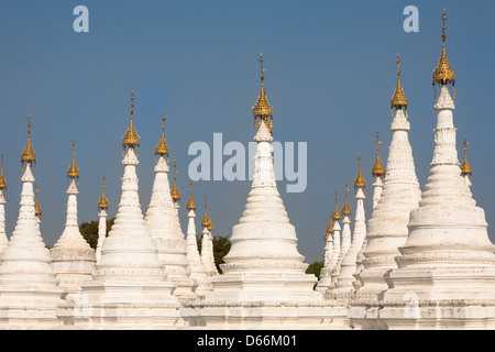 Le SITS de stupas et pagode Sandamuni, Mandalay, Myanmar (Birmanie), Banque D'Images