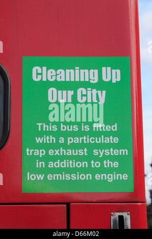 Signe de l'environnement sur la ville écologique bus de tourisme avec moteur à faibles émissions et à Oxford, Oxfordshire, England, UK Banque D'Images