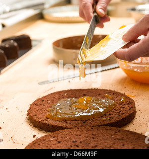 Faire cuire un gâteau au chocolat avec couche de marmelade d'orange Banque D'Images