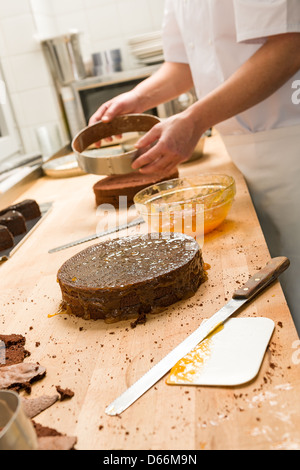 Faire cuire la sortie de moule à gâteau dans la cuisine Banque D'Images