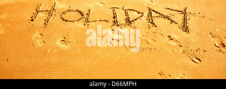 Les messages et les mots écrits dans le sable sur une plage. Actualité pour les agents de voyages et vacances Banque D'Images