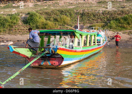 Bateau coloré, la rivière Irrawaddy, Bagan, Myanmar (Birmanie), Banque D'Images