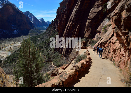 Une randonnée en famille sur les Anges 88. Zion National Park, Utah, USA. Banque D'Images