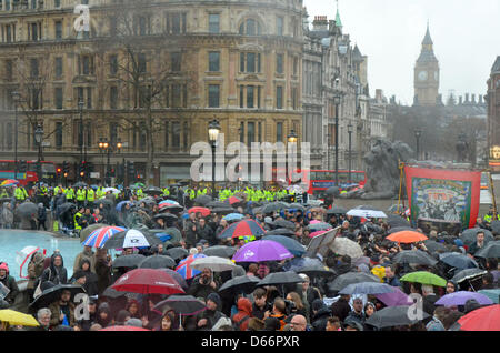 Londres, Royaume-Uni. 13 avril 2013. Foule célébrer la mort de Margaret Thatcher de Trafalgar Square. JOHNNY ARMSTEAD/ALAMY LIVE NEWS Banque D'Images