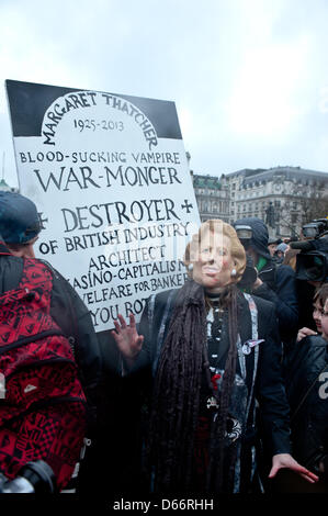 Londres, Royaume-Uni - 13 avril 2013 - une femme porte un masque de Margaret Thatcher au cours des célébrations de la Baronne Thatcher mort en Squareth Trafalgar. Piero Cruciatti/Alamy Live News Banque D'Images