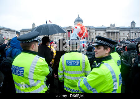 Londres, Royaume-Uni - 13 Avril 2013 : les patrouilles de policiers manifestants carrés alors que pour fêter la mort de Margaret Thatcher. Piero Cruciatti/Alamy Live News Banque D'Images