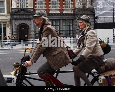 Tweed Run balade à vélo à travers le centre de Londres, le 13 avril 2013. 500 cyclistes en vêtements vintage Banque D'Images