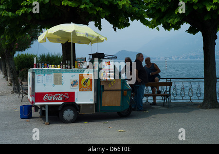 Les lacs italiens, Bellagio, Lac de Côme, Italie, juillet 2010. La crème glacée et des boissons froides vendeur, Bellagio, Lac de Côme, Italie. Banque D'Images