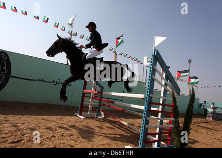 13 avril 2013 - Ramallah, Cisjordanie - jockeys palestiniens montrer leurs compétences à mesure qu'ils montent leurs chevaux pendant la première fête du printemps à l'Turmus ayya village près de Ramallah. (Crédit Image : © Issam Rimawi APA/Images/ZUMAPRESS.com) Banque D'Images