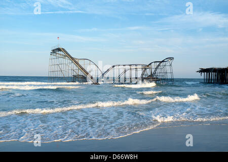 Le Jet Star roller coaster toujours ensembles dans l'océan Atlantique à Seaside Heights, NJ USA. La montagne russe a été déposé là par l'Ouragan Sandy en octobre 2012 et a été supprimée en mai 2013 Banque D'Images