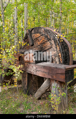 Equipements d'exploitation minière en face de musée avec feuillage de l'automne, Vicksburg Ghost Town, Sawatch, montagnes du Colorado. Banque D'Images