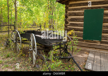 Buggy en face du bâtiment du musée, à l'automne feuillage, Vicksburg Ghost Town, Sawatch, montagnes du Colorado. Banque D'Images