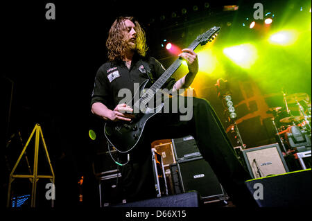 13 avril 2013 - Toronto, Ontario, Canada - groupe de heavy metal italien "Lacuna Coil" sur scène à Sound Academy de Toronto. En photo - guitariste MARCO 'Maus' BIAZZI (crédit Image : ©/ZUMAPRESS.com) Vidyashev Igor Banque D'Images