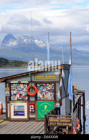 Bureau de poste et magasin à Puerto Guarani. Le canal de Beagle et Isola et Zaratiegul Redonda Bay dans la Tierra del Fuego Banque D'Images