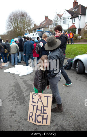 Londres, Royaume-Uni. 13 avril 2013. De protestation d'impôts chambre à coucher, Highgate, au nord de Londres, Angleterre, Royaume-Uni. Des centaines de militants anti-coupures livré 'avis d'expulsion" à la maison de Lord Freud dans les actions de désobéissance civile pour protester contre les changements de bien-être controversée du gouvernement. L'effet de la "taxe de chambre à coucher' est mis en surbrillance, les manifestants de prendre place avec eux lors des manifestations, et le déchargement des camions dépose dans les rues de meubles. Jeff Gilbert/Aamy Live News Banque D'Images