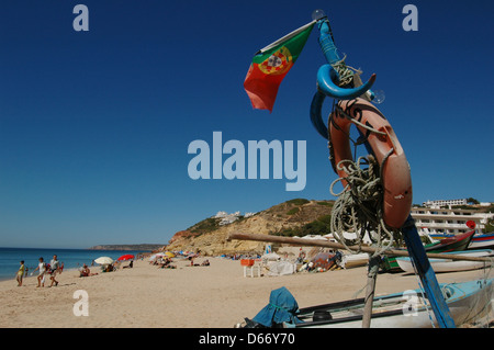 Vue de la plage de Praia de Salema Algarve dans la région la plus méridionale du Portugal Banque D'Images