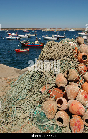 Des casiers à homard au port de pêche de Baleeira ville Sagres Algarve dans la région la plus méridionale du Portugal Banque D'Images
