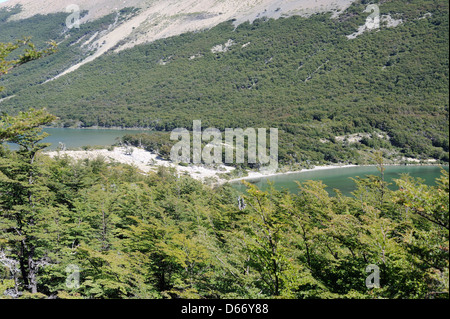 Une ancienne moraine terminale glaciaire divise deux lacs à différents niveaux. Banque D'Images