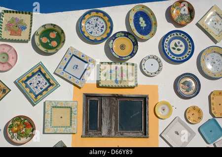 Les plaques peintes à la main dans un atelier de poterie Sagres Algarve Portugal Banque D'Images