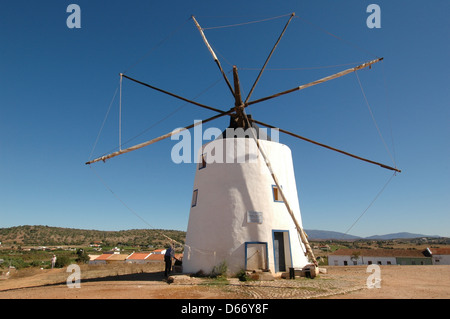 Un style ancien moulin Moinho de Vento dans une région rurale en Algarve la région la plus méridionale du Portugal Banque D'Images